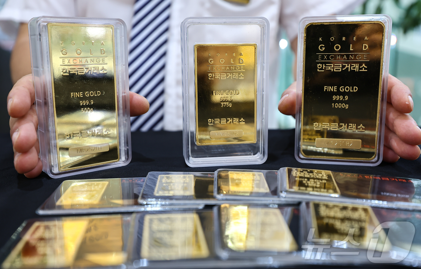 (서울=뉴스1) 김도우 기자 = 국제 금값이 온스당 3600달러를 넘어 사상 최고치를 경신했다. 안전자산 선호와 금리 인하 기대가 맞물려 상승세가 이어진 것으로 풀이된다.사진은 9 …