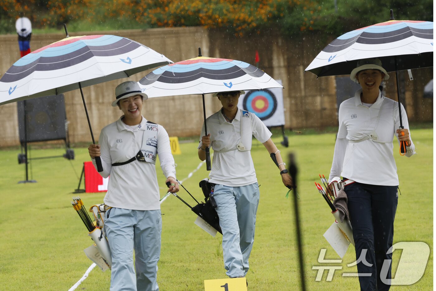 본문 이미지 - 9일 광주 국제양궁장에서 열린 광주 2025세계양궁선수권대회 리커브 여자단체전 예선전에서 강채영, 안산, 임시현 선수가 점수를 확인하고 돌아오고 있다. 2025.9.9/뉴스1 ⓒ News1 김태성 기자