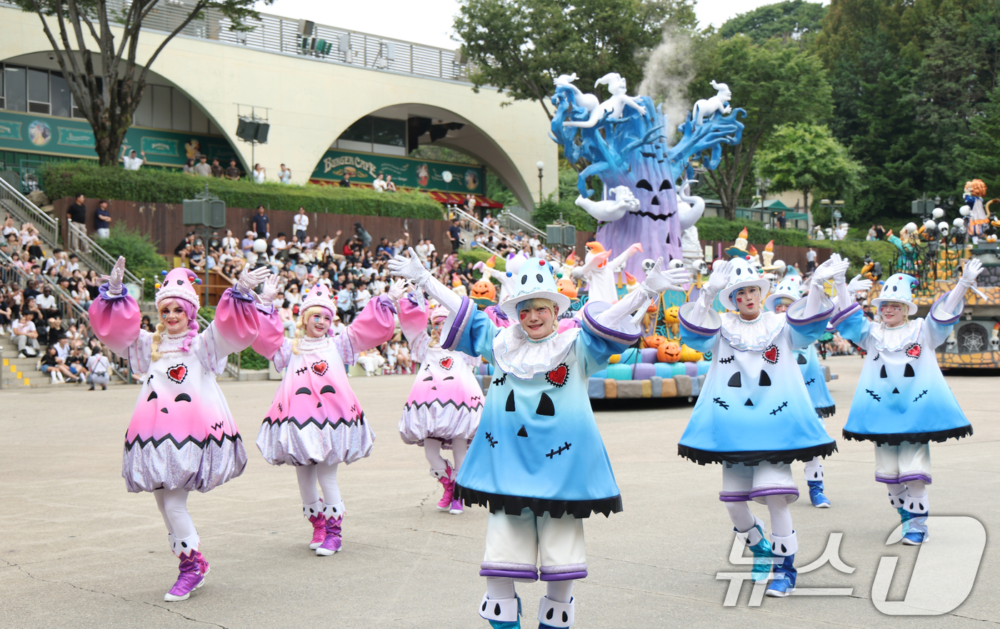 (용인=뉴스1) 김영운 기자 = 9일 오후 경기 용인시 처인구 에버랜드에서 가을축제 '에버랜드 오브 오즈(The Everland of OZ)' 기간 동안 열리는 공연 '스마일리 펌 …
