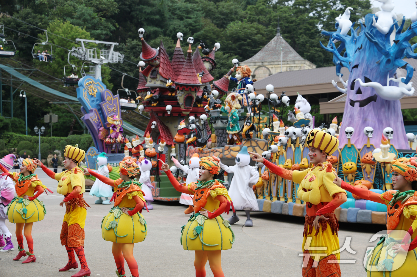 (용인=뉴스1) 김영운 기자 = 9일 오후 경기 용인시 처인구 에버랜드에서 가을축제 '에버랜드 오브 오즈(The Everland of OZ)' 기간 동안 열리는 공연 '스마일리 펌 …