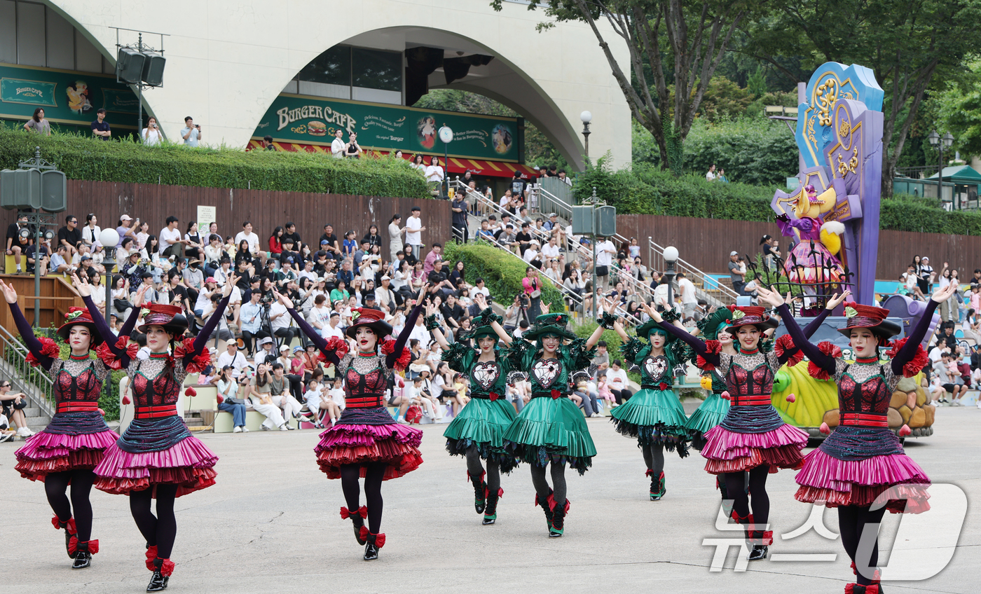 (용인=뉴스1) 김영운 기자 = 9일 오후 경기 용인시 처인구 에버랜드에서 가을축제 '에버랜드 오브 오즈(The Everland of OZ)' 기간 동안 열리는 공연 '스마일리 펌 …