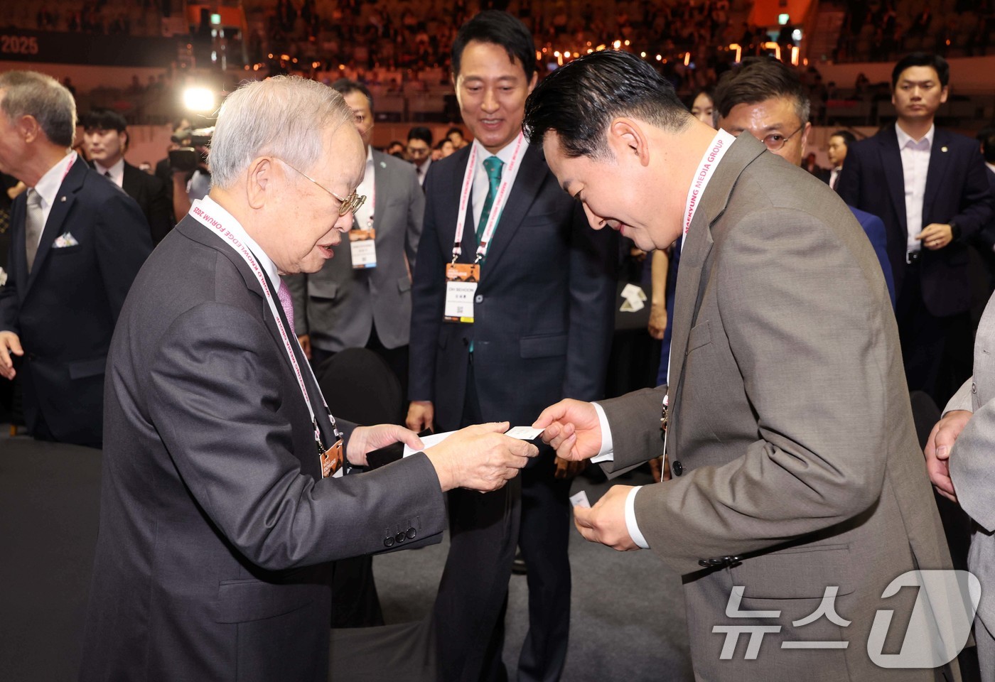 (서울=뉴스1) 국회사진기자단 = 9일 서울 중구 장충아레나에서 열린 제26회 세계지식포럼 개막식에서 장동혁 국민의힘 당 대표와 손경식 한국경영자총협회 회장이 인사를 나누고 있다. …