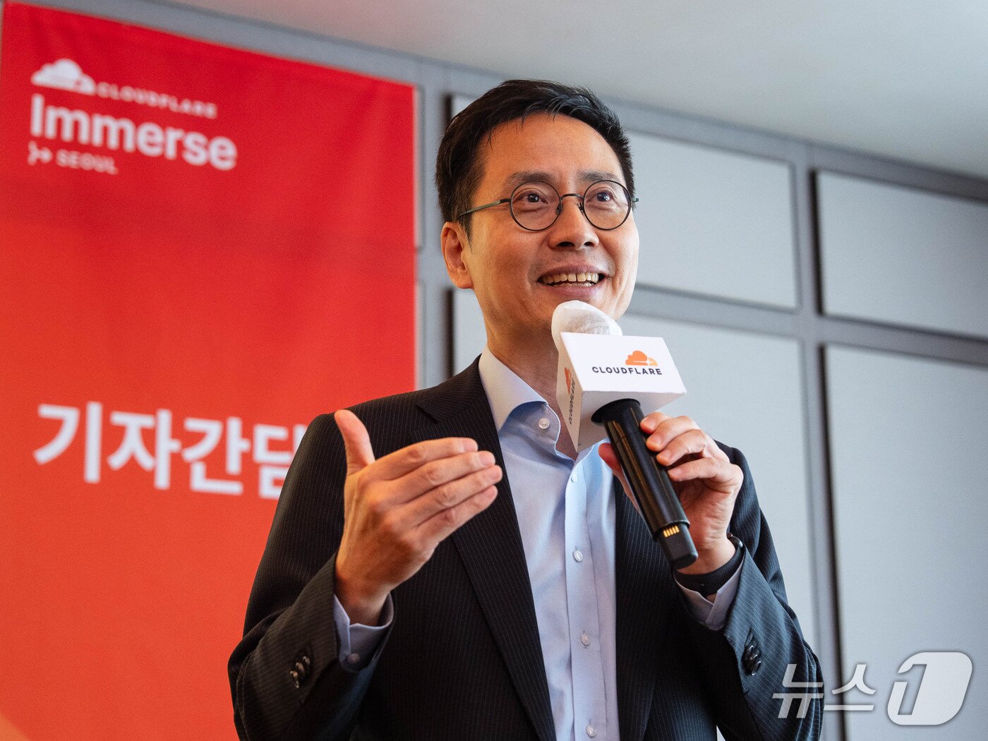 본문 이미지 - 조원균 클라우드플레어 한국지사장이 기자간담회에서 발언하고 있다. (클라우드플레어 제공)