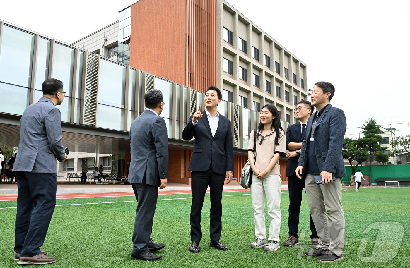 (서울=뉴스1) = 서울시는 오는 21일까지 제17회 서울건축문화제를 진행한다고 10일 밝혔다.오세훈 서울시장이 지난 8일 '제43회 서울시 건축상' 우수상에 선정된 서울 강남구 …