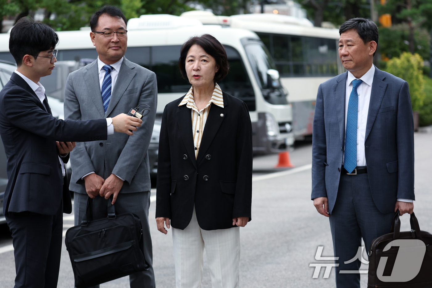 (서울=뉴스1) 박정호 기자 = 추미애 국회 법제사법위원회 위원장이 9일 오후 서울 종로구 재동 헌법재판소 대심판정에서 열린 조지호 경찰청장 탄핵심판 1차 변론기일에 참석하며 취재 …