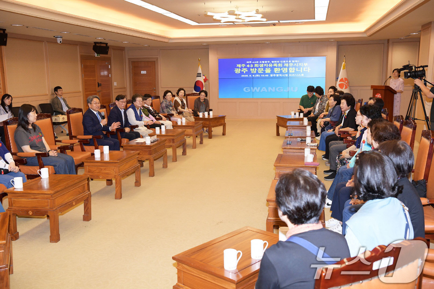 (광주=뉴스1) 박준배 기자 = 강기정 광주시장이 9일 오전 시청 비즈니스룸에서 제주 4.3 희생자 유족회 제주시지부 회원들과 환담을 나누고 있다.(광주시 제공. 재판매 및 DB …