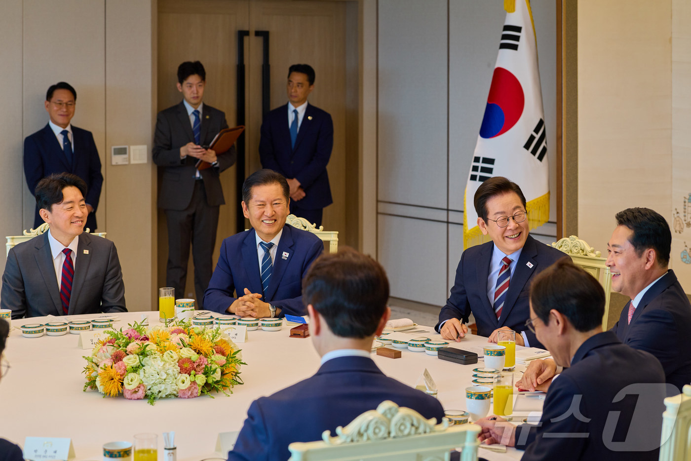 (서울=뉴스1) 이재명 기자 = 이재명 대통령이 지난 8일 서울 용산 대통령실 청사에서 열린 여야 지도부 오찬 회동에서 정청래 더불어민주당 대표, 장동혁 국민의힘 대표와 대화를 하 …