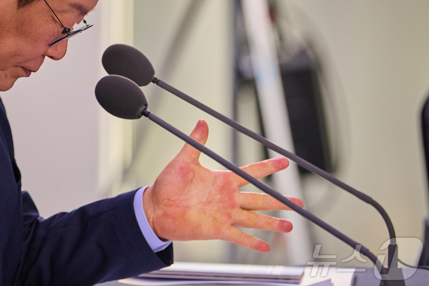 (서울=뉴스1) 이재명 기자 = 이재명 대통령이 지난 8일 서울 중구 서울스퀘어에서 열린 ‘대한민국, AI로 날다’ 국가인공지능(AI) 전략위원회 출범식에서 자료를 살펴보고 있다. …