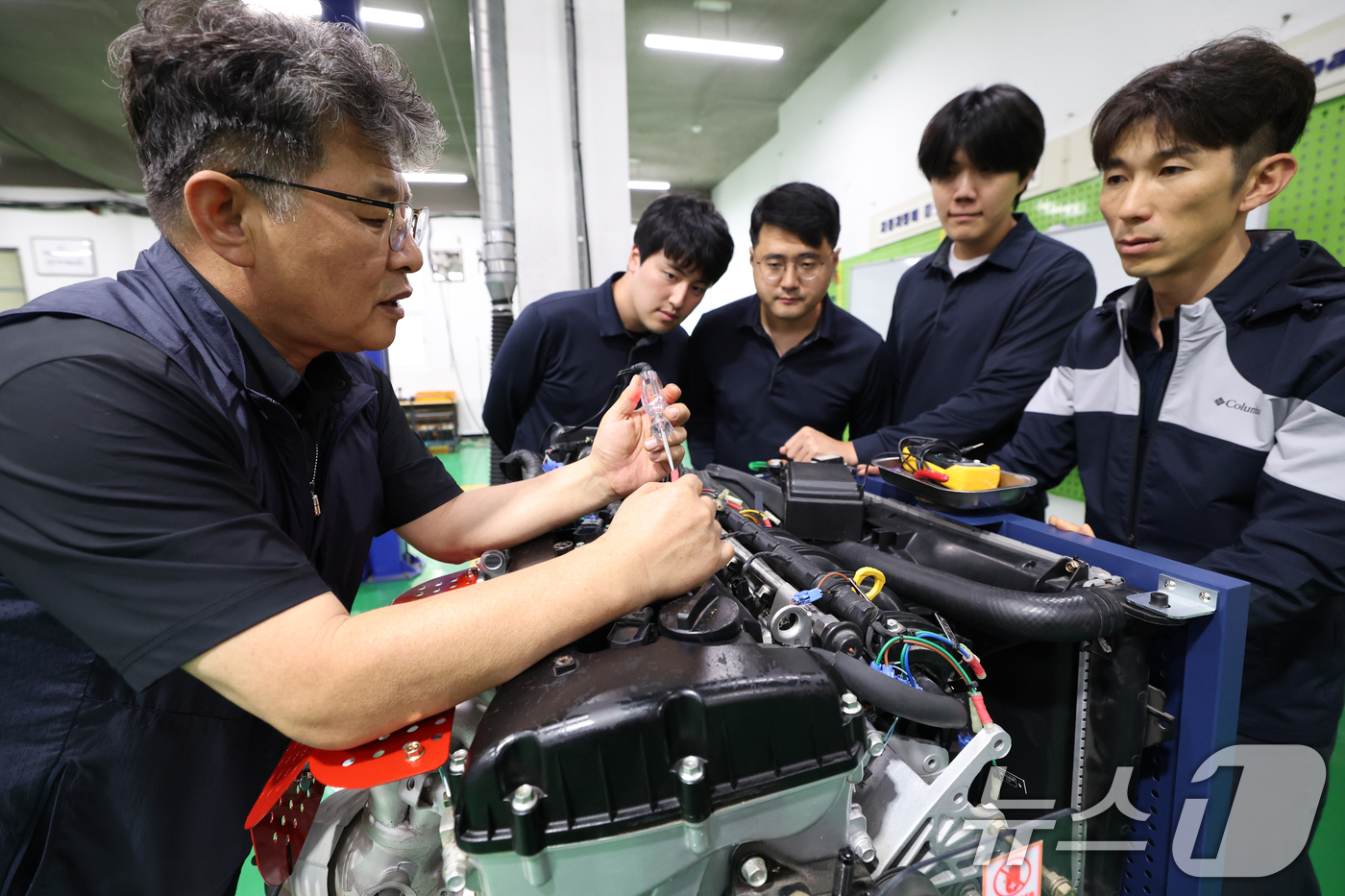 (화성=뉴스1) 김영운 기자 = 숙련기술인의 날인 9일 오후 경기 화성시 경기도기술학교에서 자동차정비학과 교육생들이 수업을 받고 있다.숙련기술인의 날은 숙련기술인에 대한 국민 인식 …