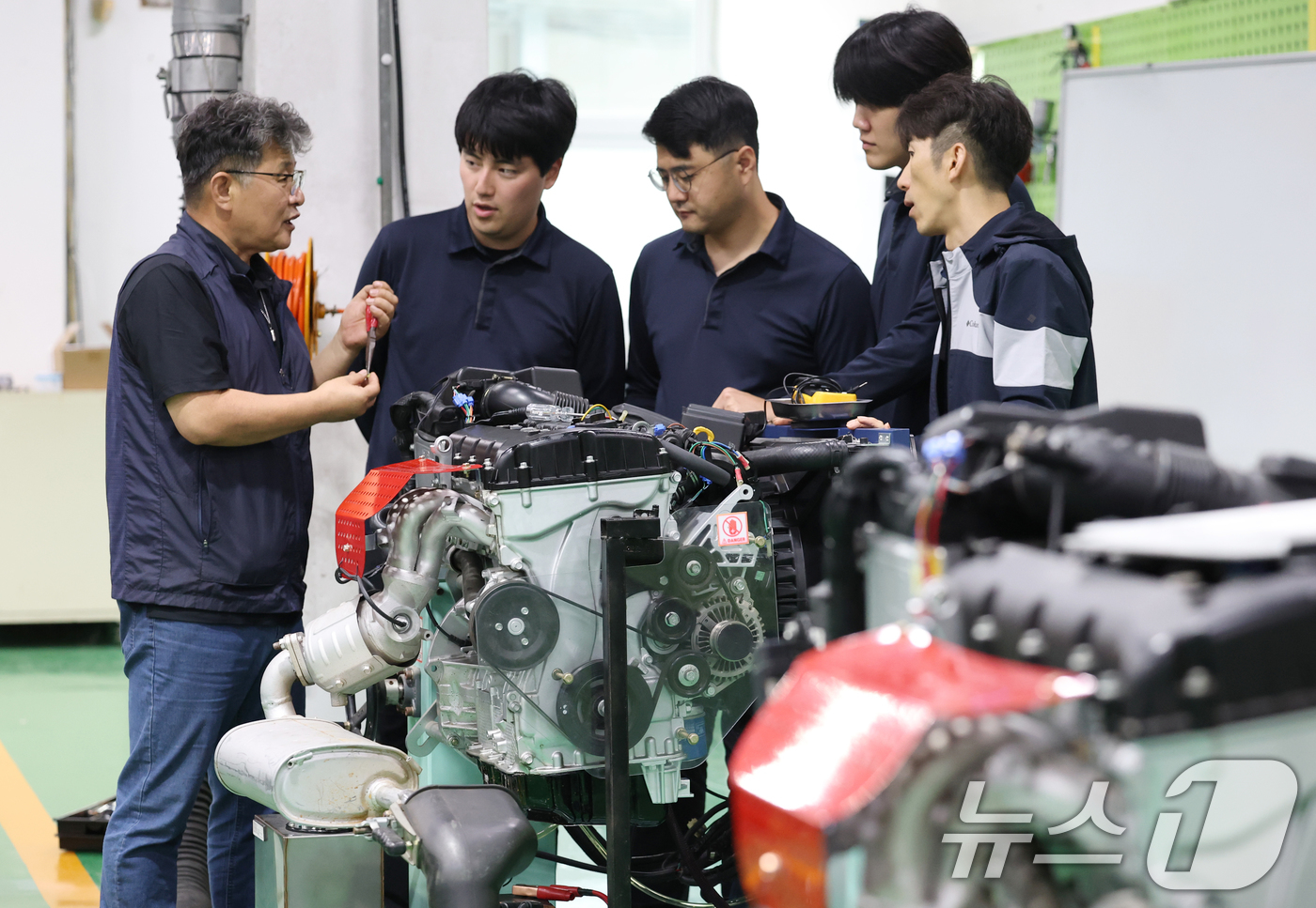(화성=뉴스1) 김영운 기자 = 숙련기술인의 날인 9일 오후 경기 화성시 경기도기술학교에서 자동차정비학과 교육생들이 수업을 받고 있다.숙련기술인의 날은 숙련기술인에 대한 국민 인식 …