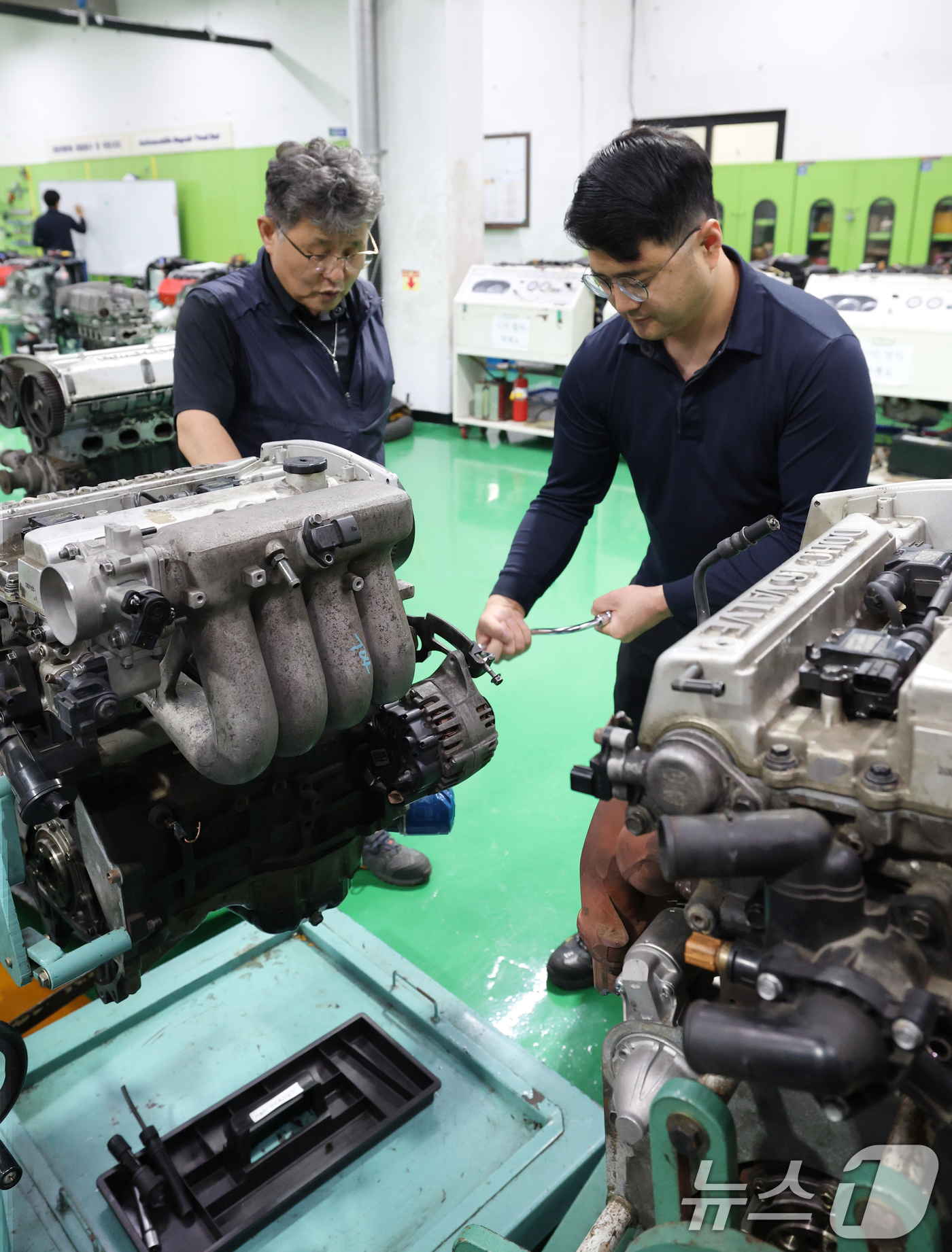 (화성=뉴스1) 김영운 기자 = 숙련기술인의 날인 9일 오후 경기 화성시 경기도기술학교에서 자동차정비학과 교육생들이 수업을 받고 있다.숙련기술인의 날은 숙련기술인에 대한 국민 인식 …