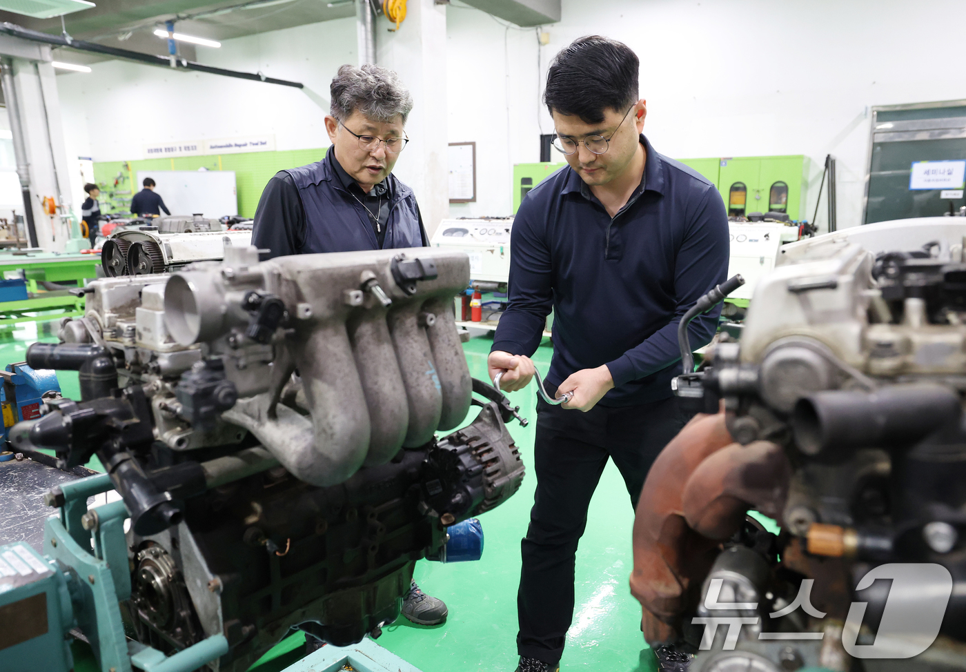 (화성=뉴스1) 김영운 기자 = 숙련기술인의 날인 9일 오후 경기 화성시 경기도기술학교에서 자동차정비학과 교육생들이 수업을 받고 있다.숙련기술인의 날은 숙련기술인에 대한 국민 인식 …