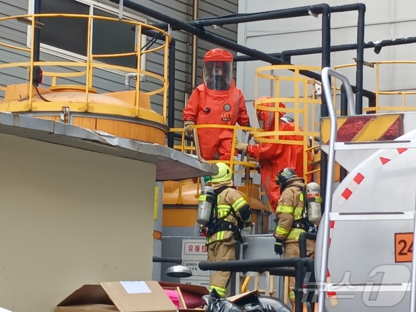 (인천=뉴스1) 박소영 기자 = 9일 오후 2시 35분쯤 인천시 미추홀구 도화동 공장에서 가스 유출 사고가 발생해 소방관들이 현장활동을 하고 있다.(인천소방본부 제공. 재배포 및 …