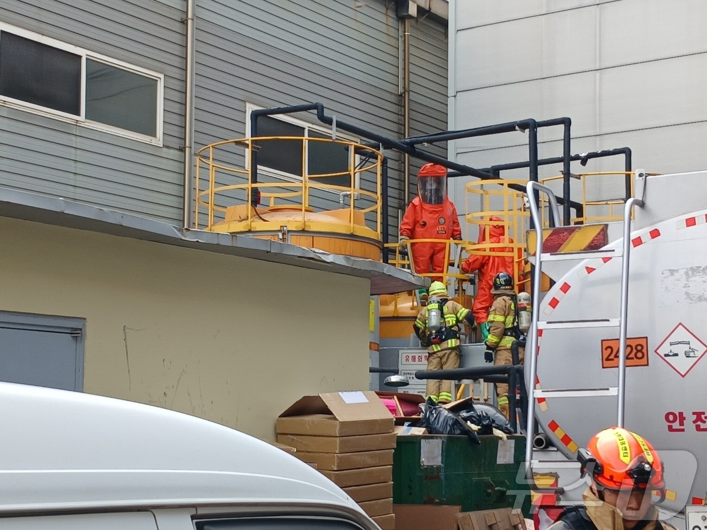(인천=뉴스1) 박소영 기자 = 9일 오후 2시 35분쯤 인천시 미추홀구 도화동 공장에서 가스 유출 사고가 발생해 소방관들이 현장활동을 하고 있다.(인천소방본부 제공. 재배포 및 …