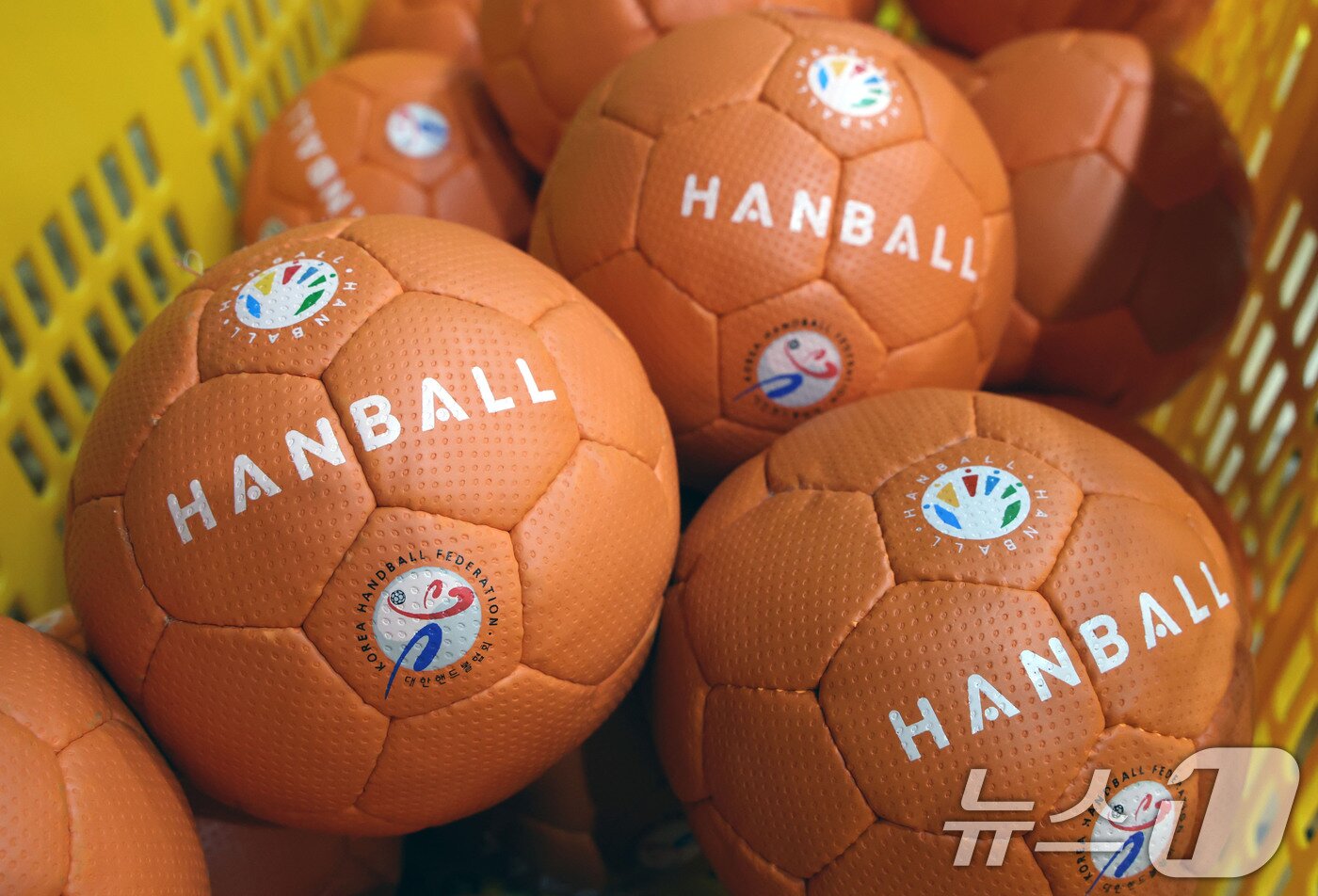 본문 이미지 - 핸드볼의 저변 확대를 위한 학교형 스포츠 핸볼에 사용되는 공. 2025.9.9/뉴스1 ⓒ News1 이광호 기자
