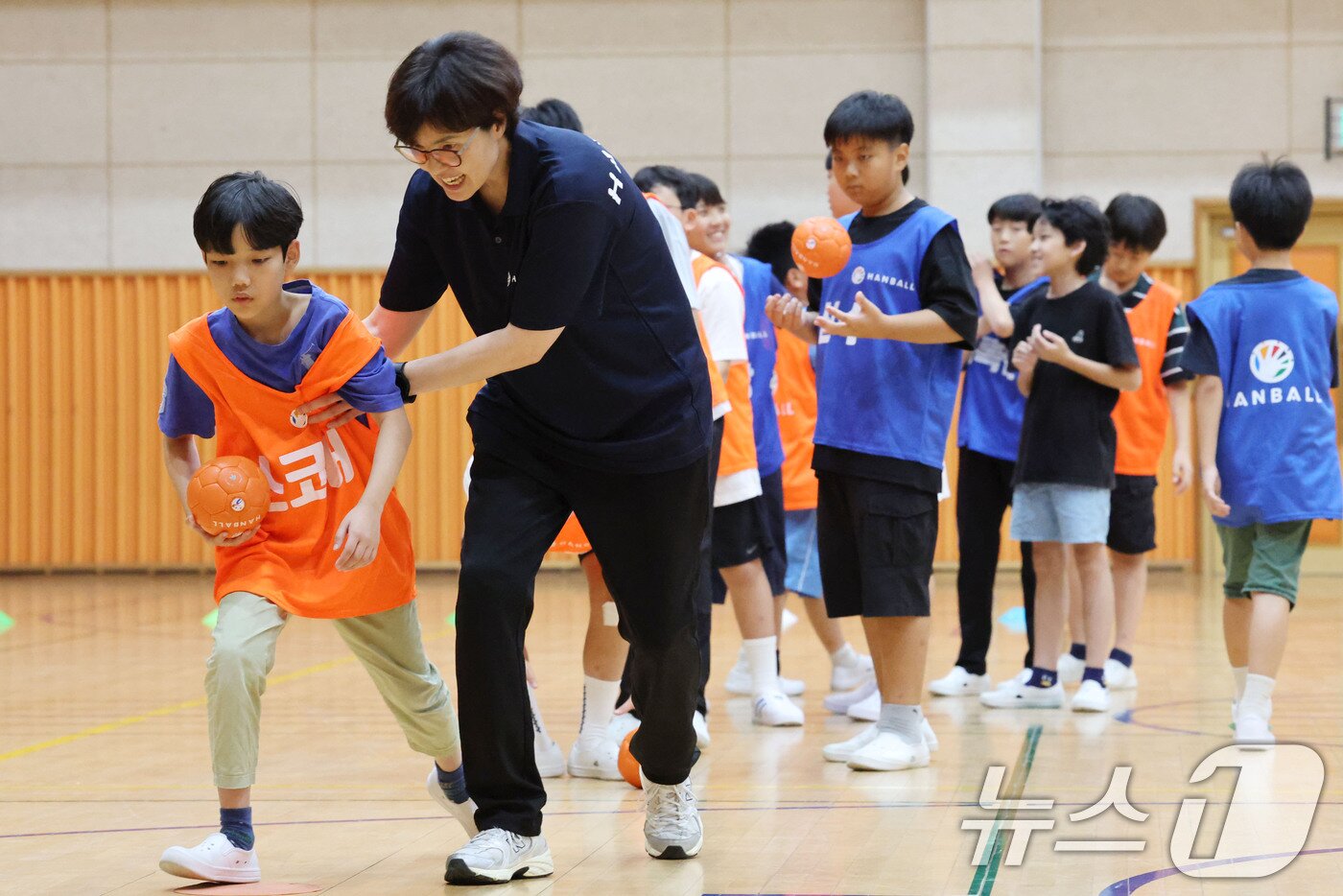 본문 이미지 - 이상은 대한핸드볼협회 이사가 9일 서울 서대문구 북가좌초등학교에서 5학년 학생들을 대상으로 핸볼 체육 수업을 하고 있다. 핸볼은 핸드볼의 저변 확대를 위한 학교형 스포츠이다. 2025.9.9/뉴스1 ⓒ News1 이광호 기자