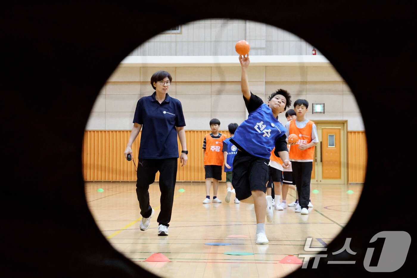 본문 이미지 - 이상은 대한핸드볼협회 이사가 9일 서울 서대문구 북가좌초등학교에서 5학년 학생들을 대상으로 핸볼 체육 수업을 하고 있다. 핸볼은 핸드볼의 저변 확대를 위한 학교형 스포츠이다. 2025.9.9/뉴스1 ⓒ News1 이광호 기자