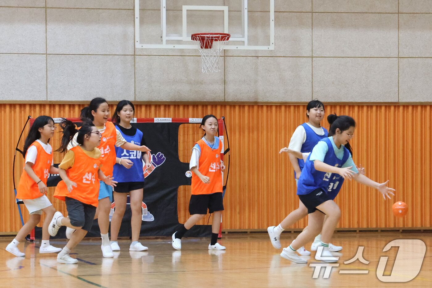 본문 이미지 - 9일 서울 서대문구 북가좌초등학교에서 5학년 학생들이 핸볼 체육 수업을 하고 있다. 핸볼은 핸드볼의 저변 확대를 위한 학교형 스포츠이다. 2025.9.9/뉴스1 ⓒ News1 이광호 기자