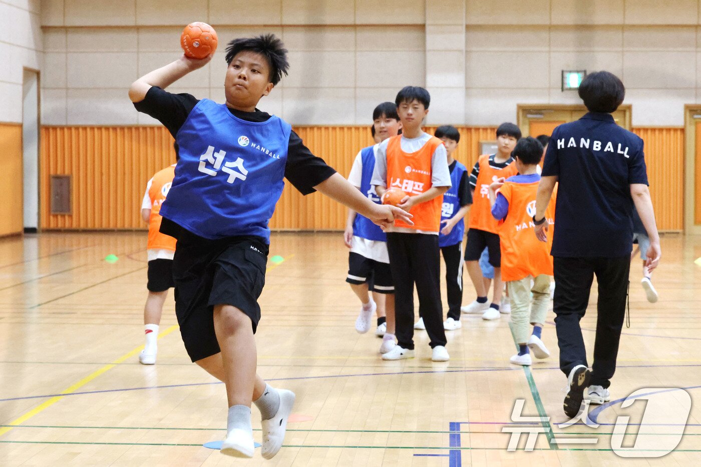 본문 이미지 - 9일 서울 서대문구 북가좌초등학교에서 5학년 학생들이 핸볼 체육 수업을 하고 있다. 핸볼은 핸드볼의 저변 확대를 위한 학교형 스포츠이다. 2025.9.9/뉴스1 ⓒ News1 이광호 기자
