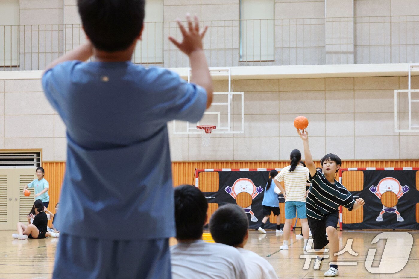 본문 이미지 - 9일 서울 서대문구 북가좌초등학교에서 5학년 학생들이 핸볼 체육 수업을 하고 있다. 핸볼은 핸드볼의 저변 확대를 위한 학교형 스포츠이다. 2025.9.9/뉴스1 ⓒ News1 이광호 기자