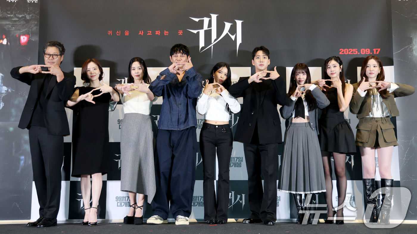 (서울=뉴스1) 권현진 기자 = 배우 유재명(왼쪽부터)과 문채원, 서영희, 원현준, 솔라, 차선우, 배수민, 서지수, 손주연이 9일 서울 용산구 CGV용산아이파크몰에서 열린 영화 …