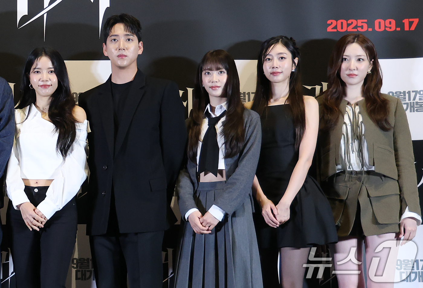 (서울=뉴스1) 권현진 기자 = 배우 솔라(왼쪽부터)와 차선우, 배수민, 서지수, 손주연이 9일 서울 용산구 CGV용산아이파크몰에서 열린 영화 '귀시'(감독 홍원기) 언론시사회에 …