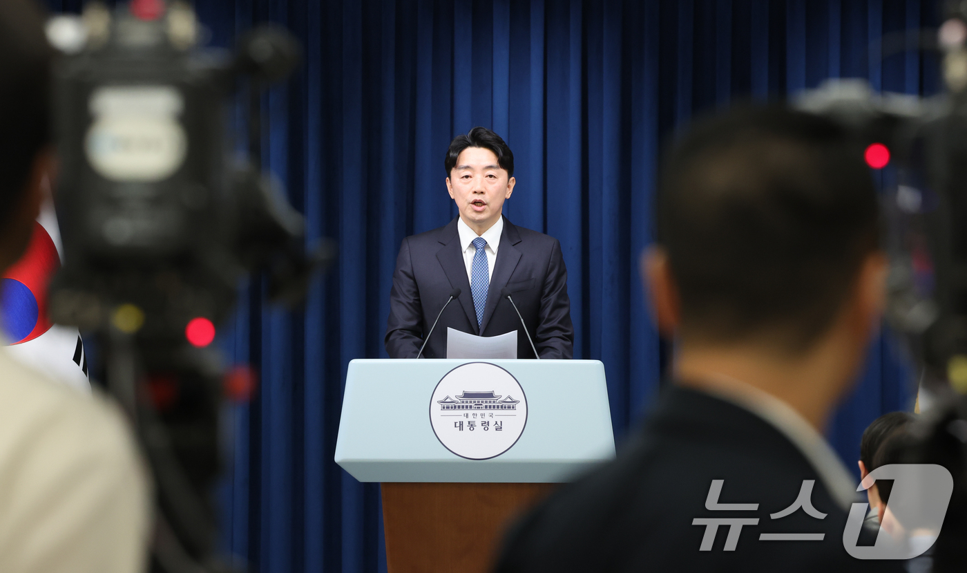 (서울=뉴스1) 허경 기자 = 강훈식 대통령 비서실장이 9일 서울 용산 대통령실 청사에서 중앙선관위원 후보, 대중문화교류위 공동위원장 등 인선 발표을 하고 있다. 2025.9.9/ …