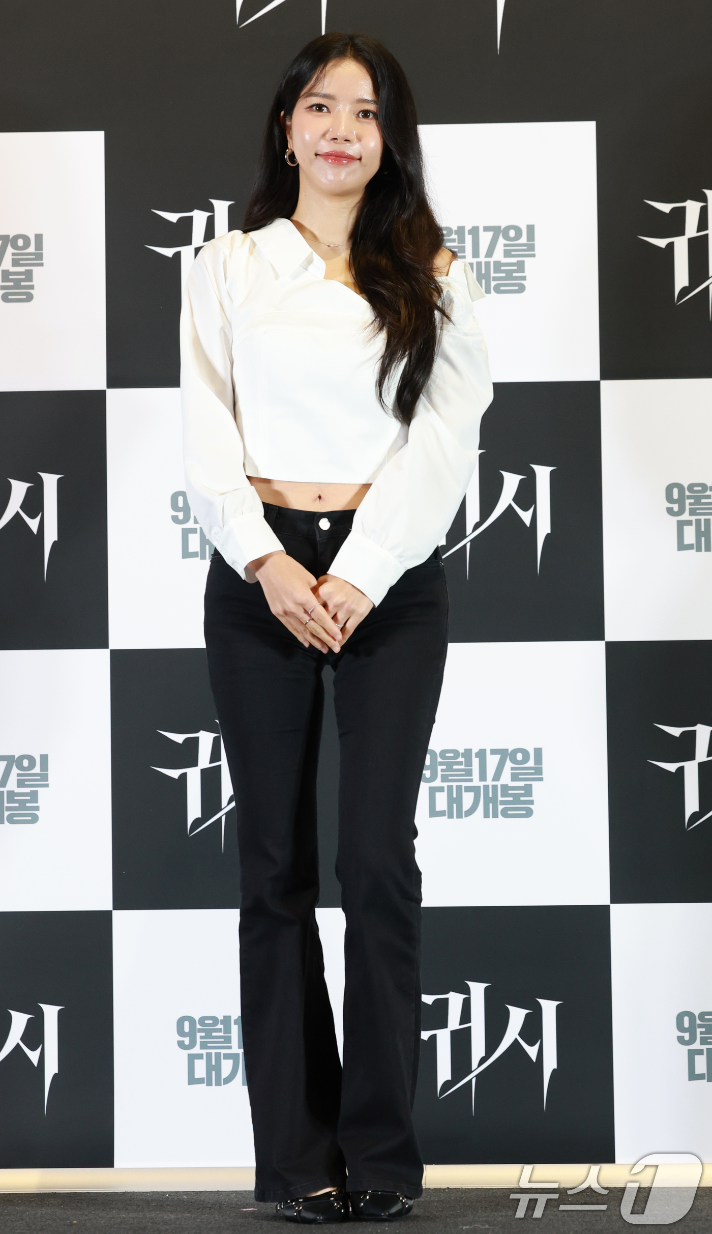 (서울=뉴스1) 권현진 기자 = 가수 겸 배우 솔라가 9일 서울 용산구 CGV용산아이파크몰에서 열린 영화 '귀시'(감독 홍원기) 언론시사회에 참석해 포즈를 취하고 있다.‘귀시’는 …