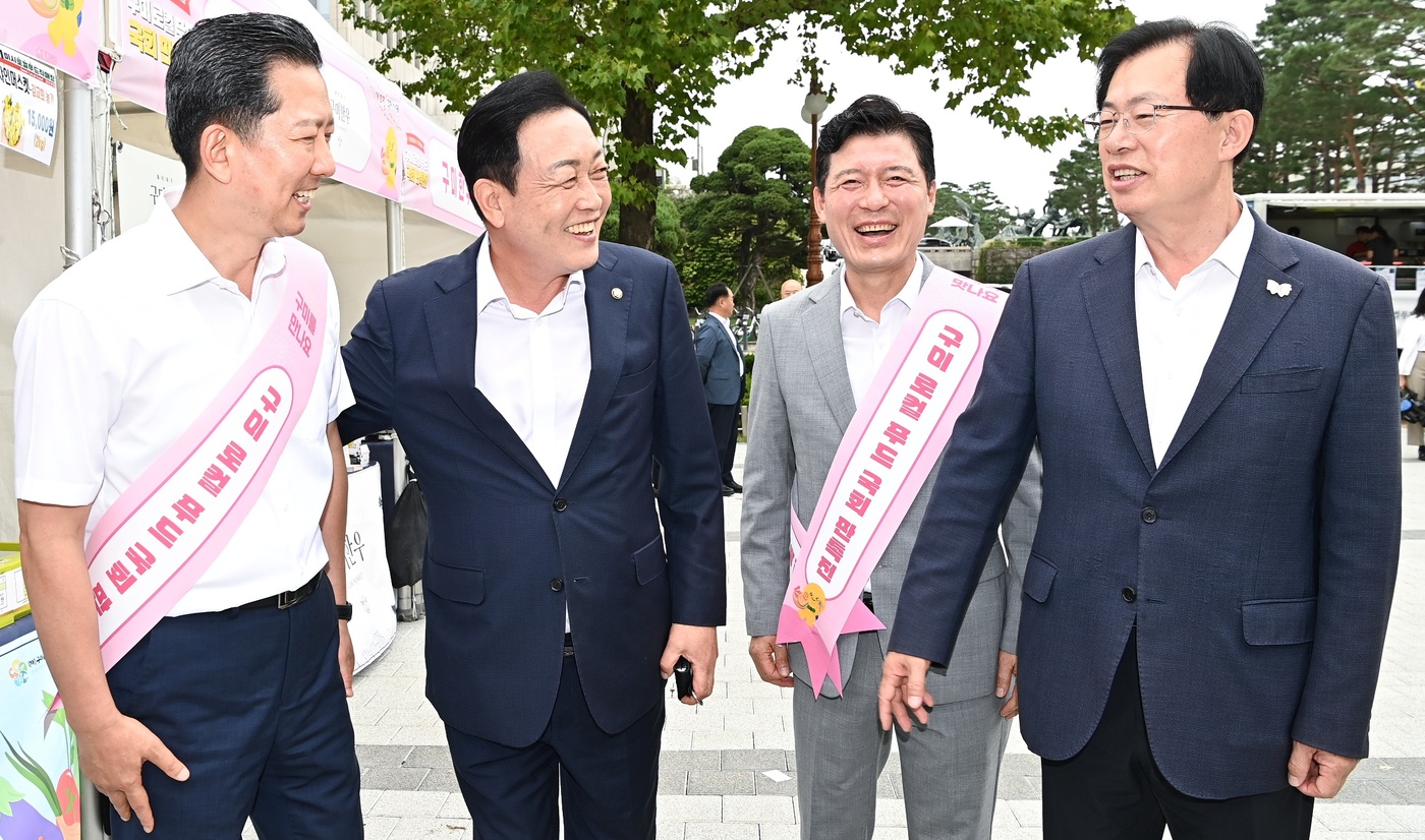 (구미=뉴스1) 정우용 기자 = 김장호 구미시장(왼쪽 첫번째)가 9일 국회 소통관 앞마당에서 열린 '구미 로컬푸드 국회 판촉전'에 참석한 국민의힘 구자근, 이만희 의원등과 얘기를 …