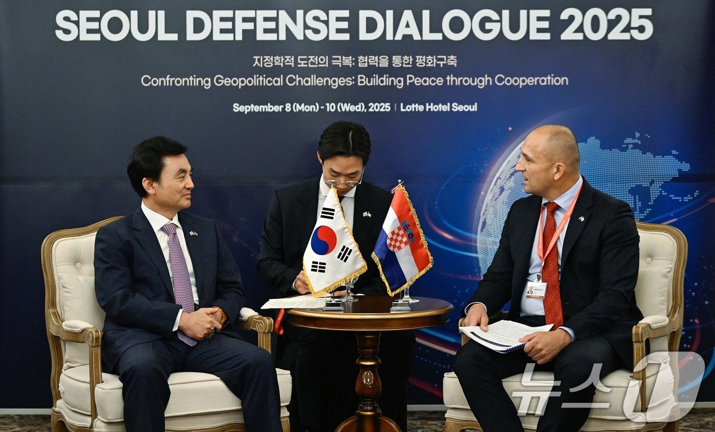 본문 이미지 - 안규백 국방부 장관이 9일 방한 중인 이반 아누쉬치 크로아티아 부총리 겸 국방장관과 국방장관회담을 나누고 있다. &#40;국방부 제공. 재판매 및 DB 금지&#41; 2025.9.9/뉴스1
