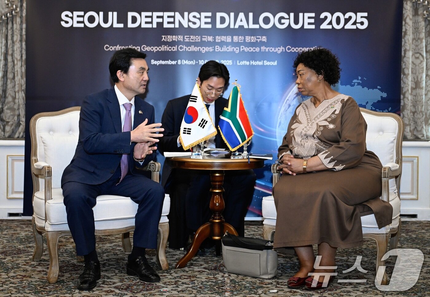 본문 이미지 - 안규백 국방부 장관이 9일 방한 중인 앤지 모체카 남아공 국방·보훈부 장관과 국방장관회담을 나누고 있다. &#40;국방부 제공. 재판매 및 DB 금지&#41; 2025.9.9/뉴스1