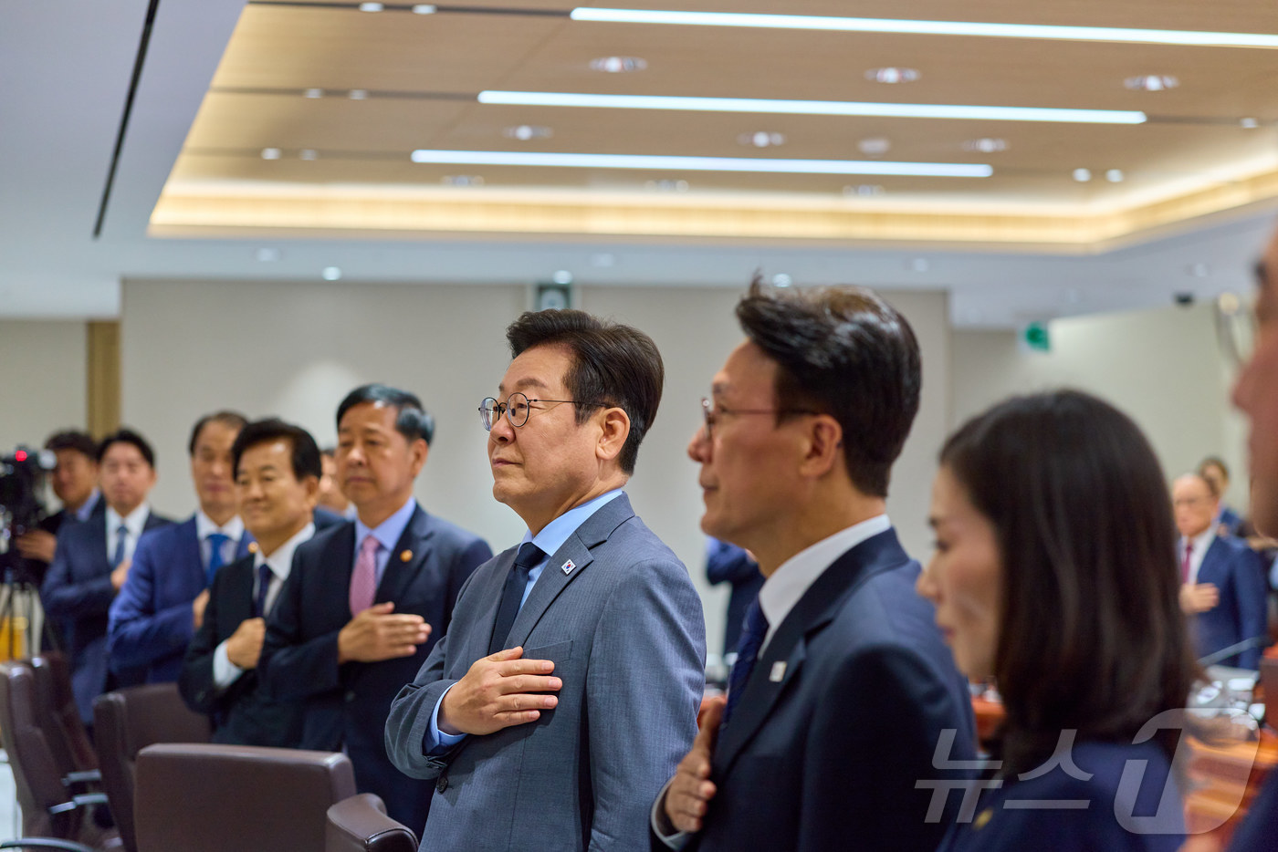 (서울=뉴스1) 이재명 기자 = 이재명 대통령이 9일 서울 용산 대통령실 청사에서 열린 제41회 국무회의에서 국민의례를 하고 있다. (대통령실 제공. 재판매 및 DB 금지) 202 …