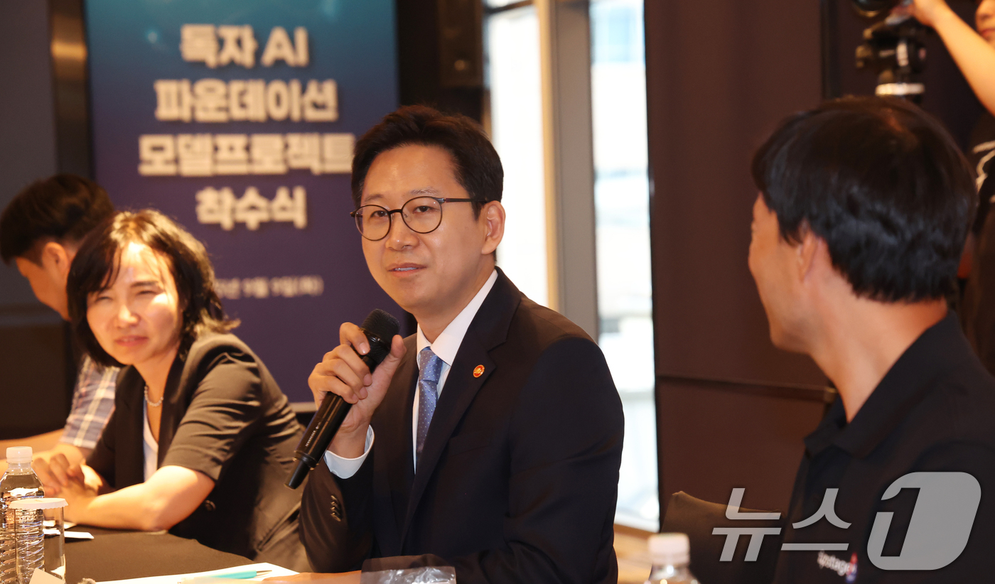 (서울=뉴스1) 김명섭 기자 = 배경훈 과학기술정보통신부 장관이 9일 서울 중구 르메르디앙 서울 명동 호텔에서 열린 독자 AI 파운데이션 모델 프로젝트 착수식에서 모두 발언을 하고 …