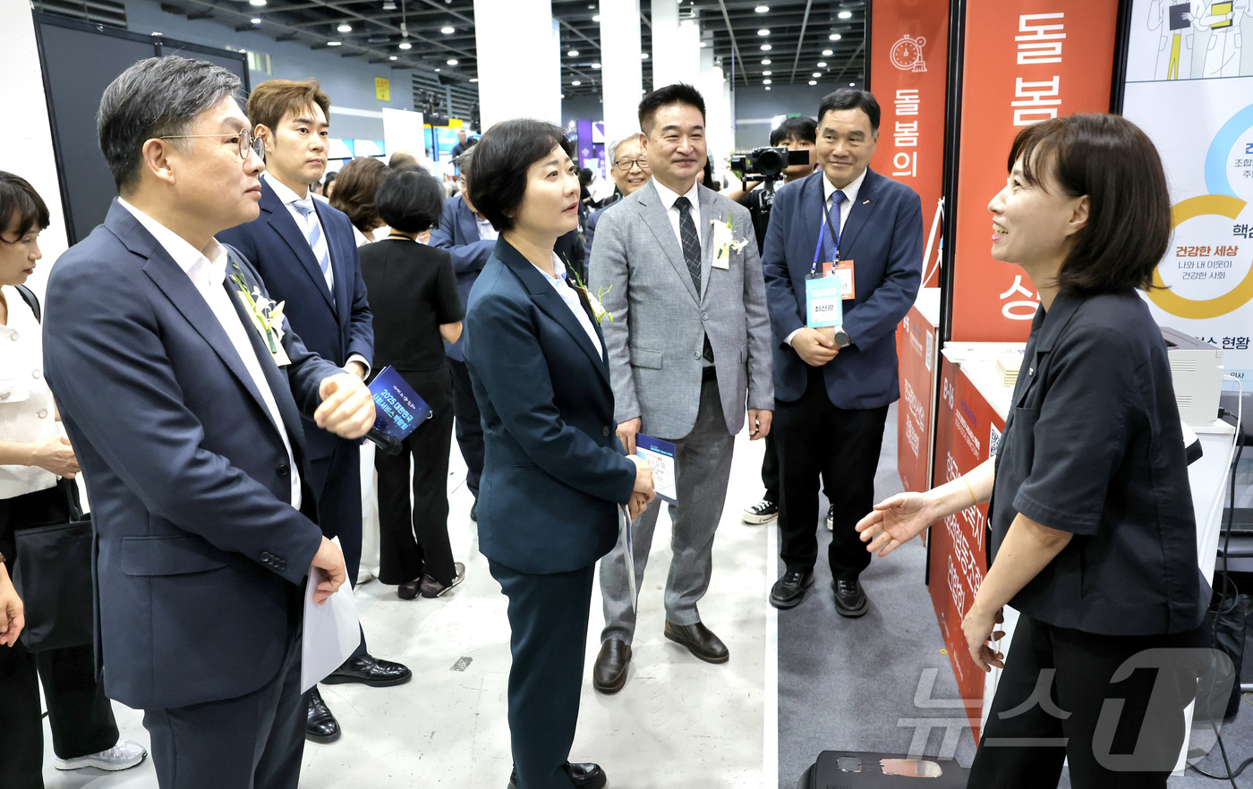 (서울=뉴스1) = 이스란 보건복지부 1차관이 9일 서울 서초구 양재동 aT센터에서 열린 2025 대한민국 사회서비스 박람회 참석해 관계자들의 설명을 듣고 있다. (보건복지부 제공 …