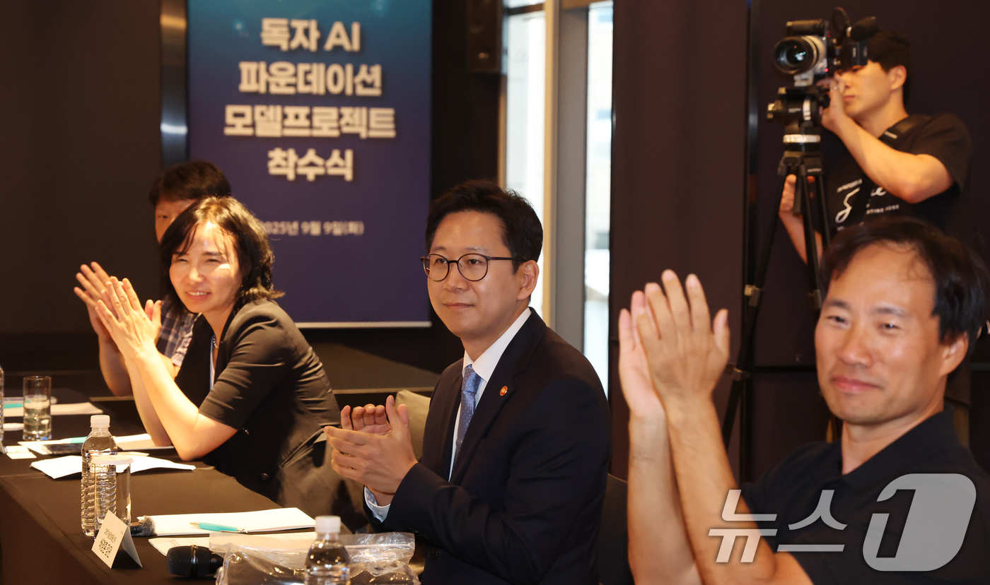 (서울=뉴스1) 김명섭 기자 = 배경훈 과학기술정보통신부 장관이 9일 서울 중구 르메르디앙 서울 명동 호텔에서 열린 독자 AI 파운데이션 모델 프로젝트 착수식에서 모두 발언을 하고 …