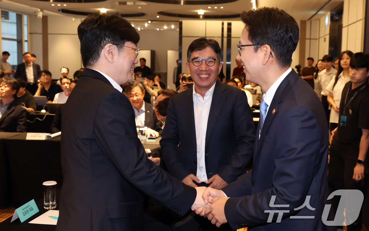 (서울=뉴스1) 김명섭 기자 = 배경훈 과학기술정보통신부 장관이 9일 서울 중구 르메르디앙 서울 명동 호텔에서 열린 독자 AI 파운데이션 모델 프로젝트 착수식에서 참석자들과 인사를 …