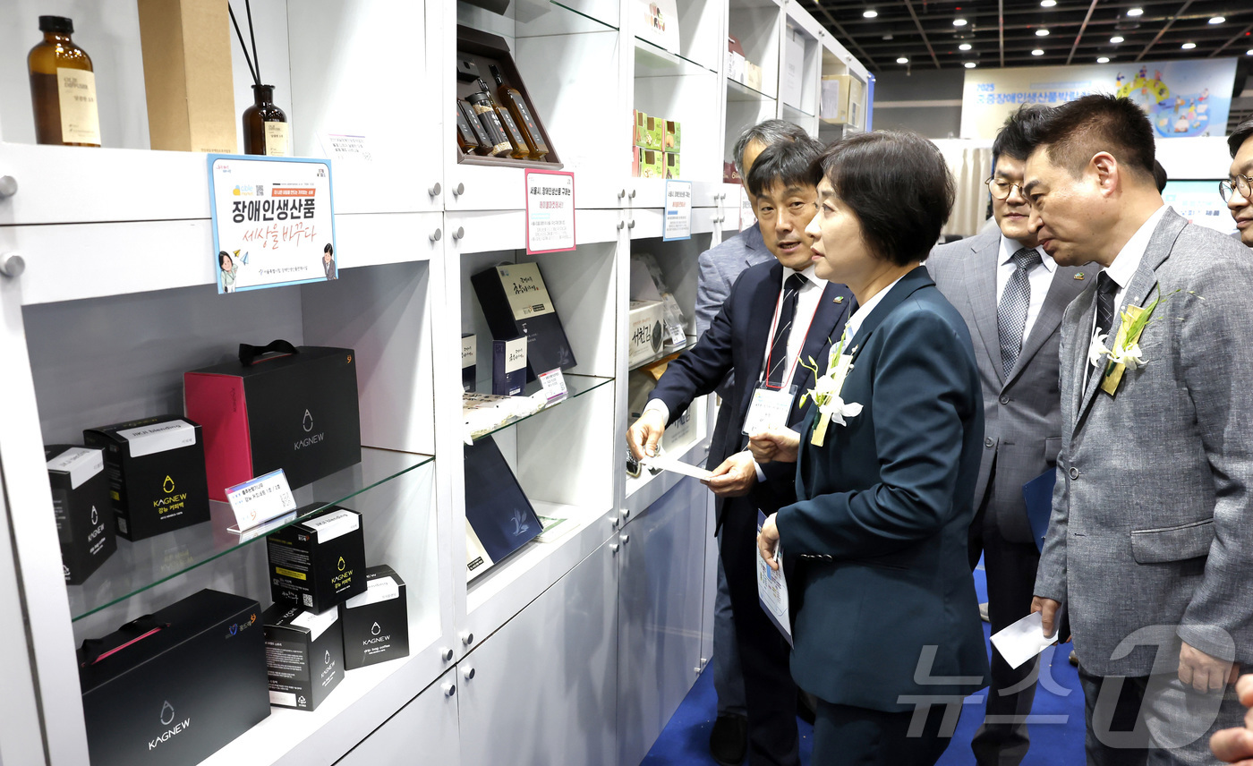 (서울=뉴스1) = 이스란 보건복지부 1차관이 9일 서울 서초구 양재동 aT센터에서 열린 2025 중증장애인 생산품 박람회 참석해 부스를 둘러보고 있다. (보건복지부 제공. 재판매 …