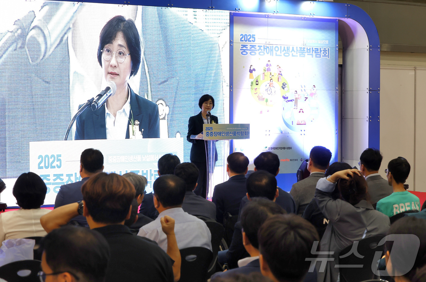 (서울=뉴스1) = 이스란 보건복지부 1차관이 9일 서울 서초구 양재동 aT센터에서 열린 2025 중증장애인 생산품 박람회 참석해 발언하고 있다. (보건복지부 제공. 재판매 및 D …