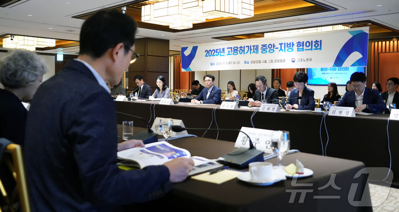 (서울=뉴스1) = 권창준 고용노동부 차관이 9일 서울 중구 로얄호텔에서 열린 2025년 고용허가제 중앙-지방 협의회에서 모두발언을 하고 있다. (고용노동부 제공. 재판매 및 DB …