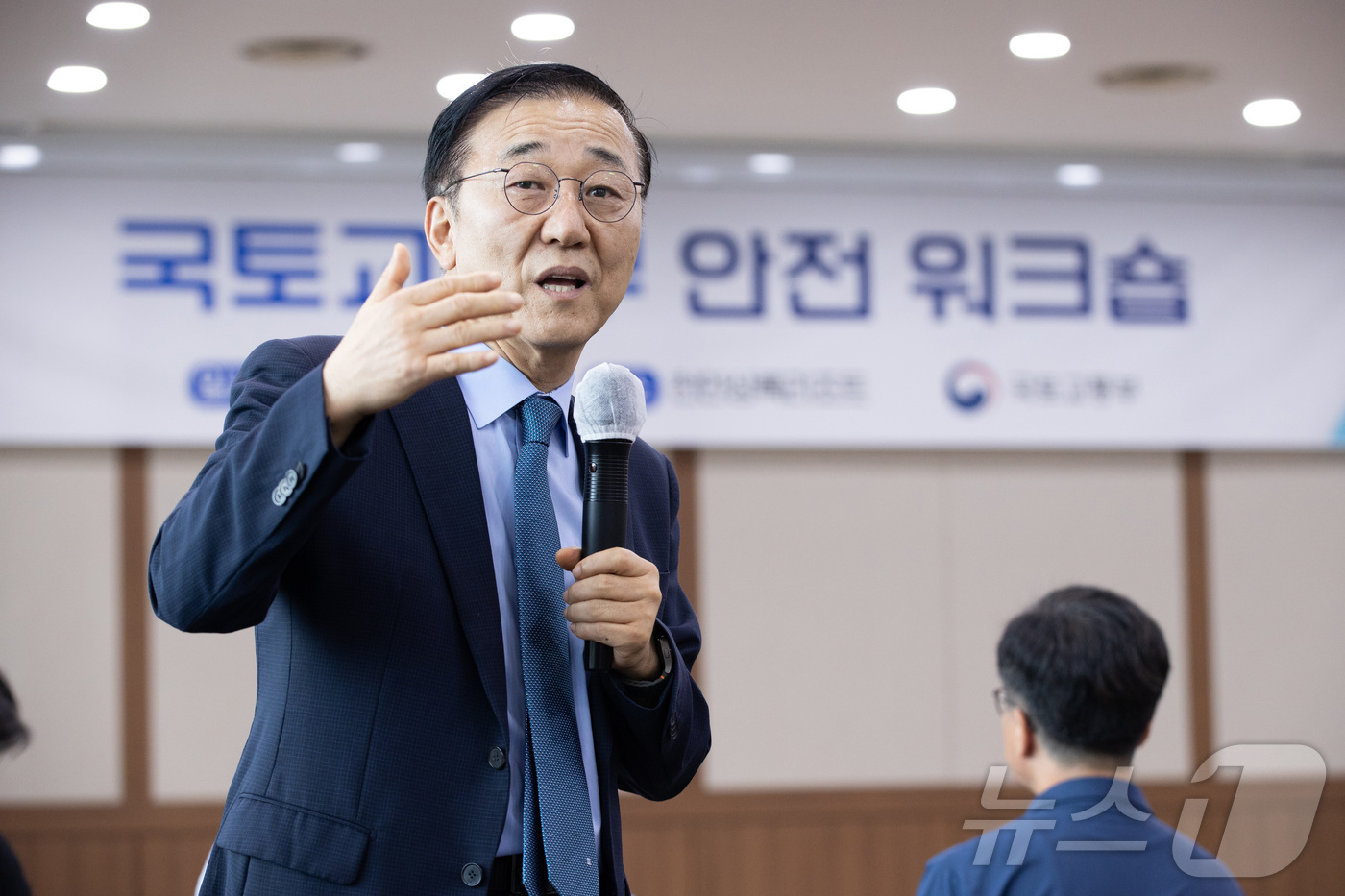 (서울=뉴스1) = 김윤덕 국토교통부 장관이 9일 충남 천안상록리조트에서 열린 국토교통부 안전 워크숍에서 발언하고 있다. (국토교통부 제공. 재판매 및 DB 금지) 2025.9.9 …