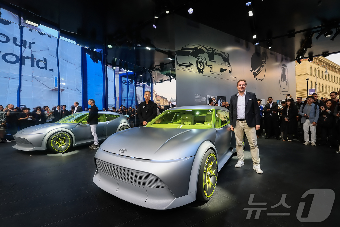 (서울=뉴스1) = 소형 EV의 새로운 방향성을 담은 ‘콘셉트 쓰리(Concept THREE)’가 글로벌 최초 공개됐다.현대차 유럽디자인센터장 에두와르도 라미레즈와 유럽대권역장 겸 …