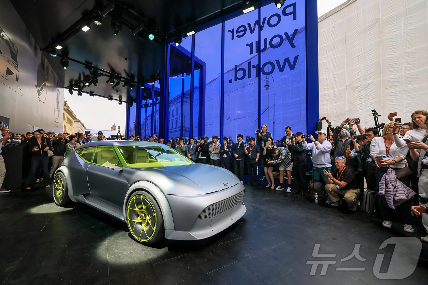 (서울=뉴스1) = 소형 EV의 새로운 방향성을 담은 ‘콘셉트 쓰리(Concept THREE)’가 글로벌 최초 공개됐다.현대자동차는 9일(현지시간) 독일 뮌헨에서 열린 ‘IAA 모 …