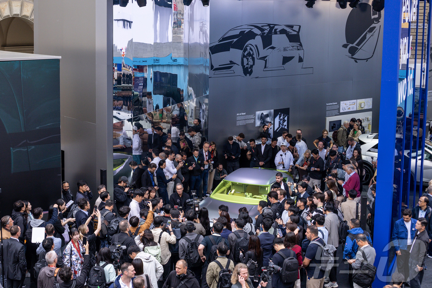 (서울=뉴스1) = 소형 EV의 새로운 방향성을 담은 ‘콘셉트 쓰리(Concept THREE)’가 글로벌 최초 공개됐다.현대자동차는 9일(현지시간) 독일 뮌헨에서 열린 ‘IAA 모 …