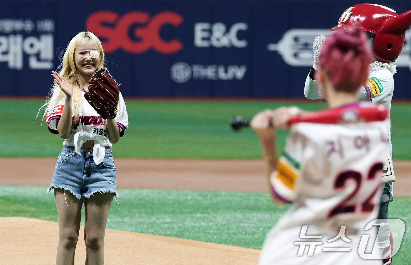 (서울=뉴스1) 오대일 기자 = 9일 오후 서울 구로구 고척스카이돔에서 열린 프로야구 '2025 신한 SOL뱅크 KBO 리그' LG 트윈스와 키움 히어로즈의 경기에 앞서 영파씨(Y …