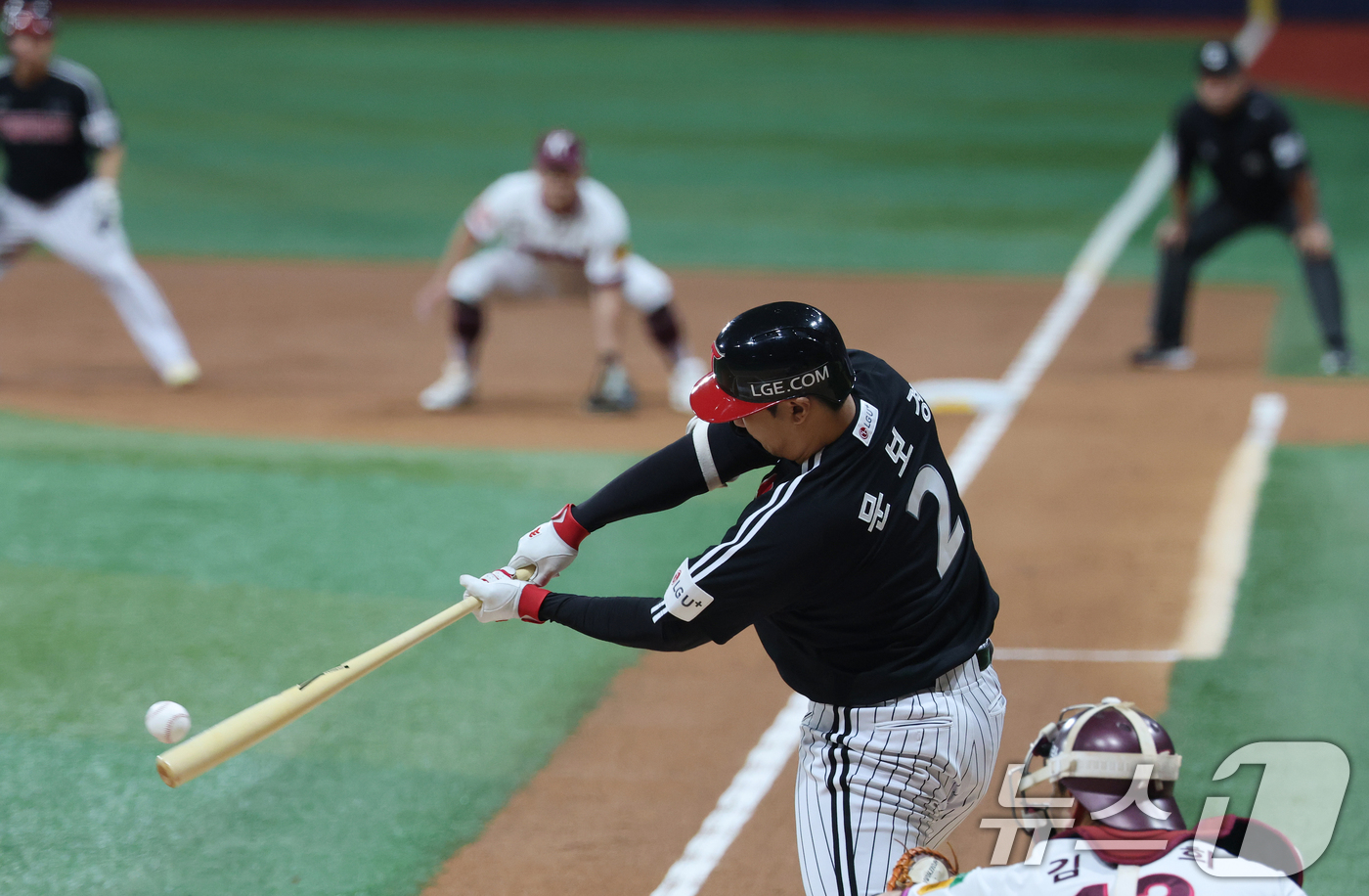 (서울=뉴스1) 오대일 기자 = 9일 오후 서울 구로구 고척스카이돔에서 열린 프로야구 '2025 신한 SOL뱅크 KBO 리그' LG 트윈스와 키움 히어로즈의 경기, 1회초 LG 공 …