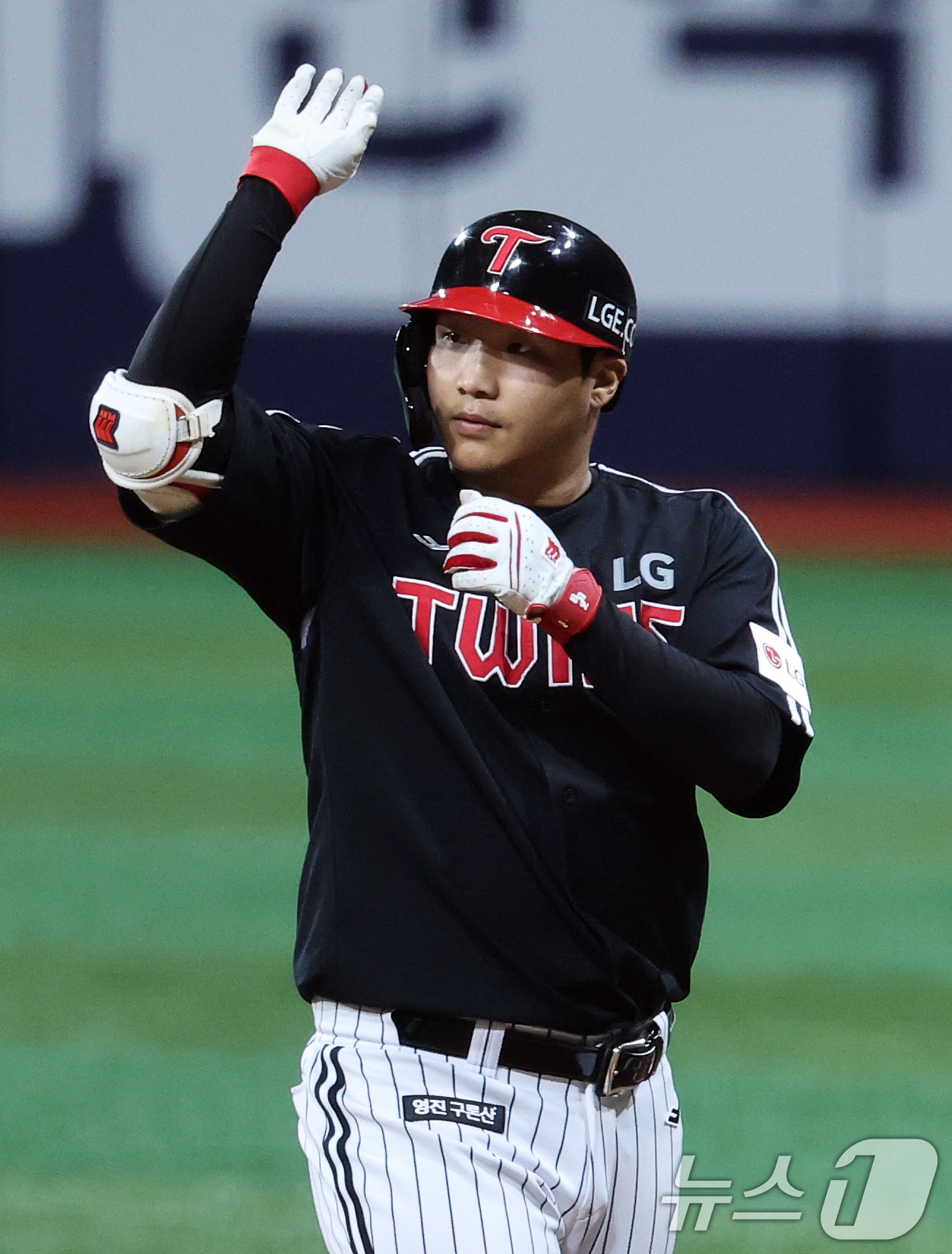 (서울=뉴스1) 오대일 기자 = 9일 오후 서울 구로구 고척스카이돔에서 열린 프로야구 '2025 신한 SOL뱅크 KBO 리그' LG 트윈스와 키움 히어로즈의 경기, 1회초 LG 공 …