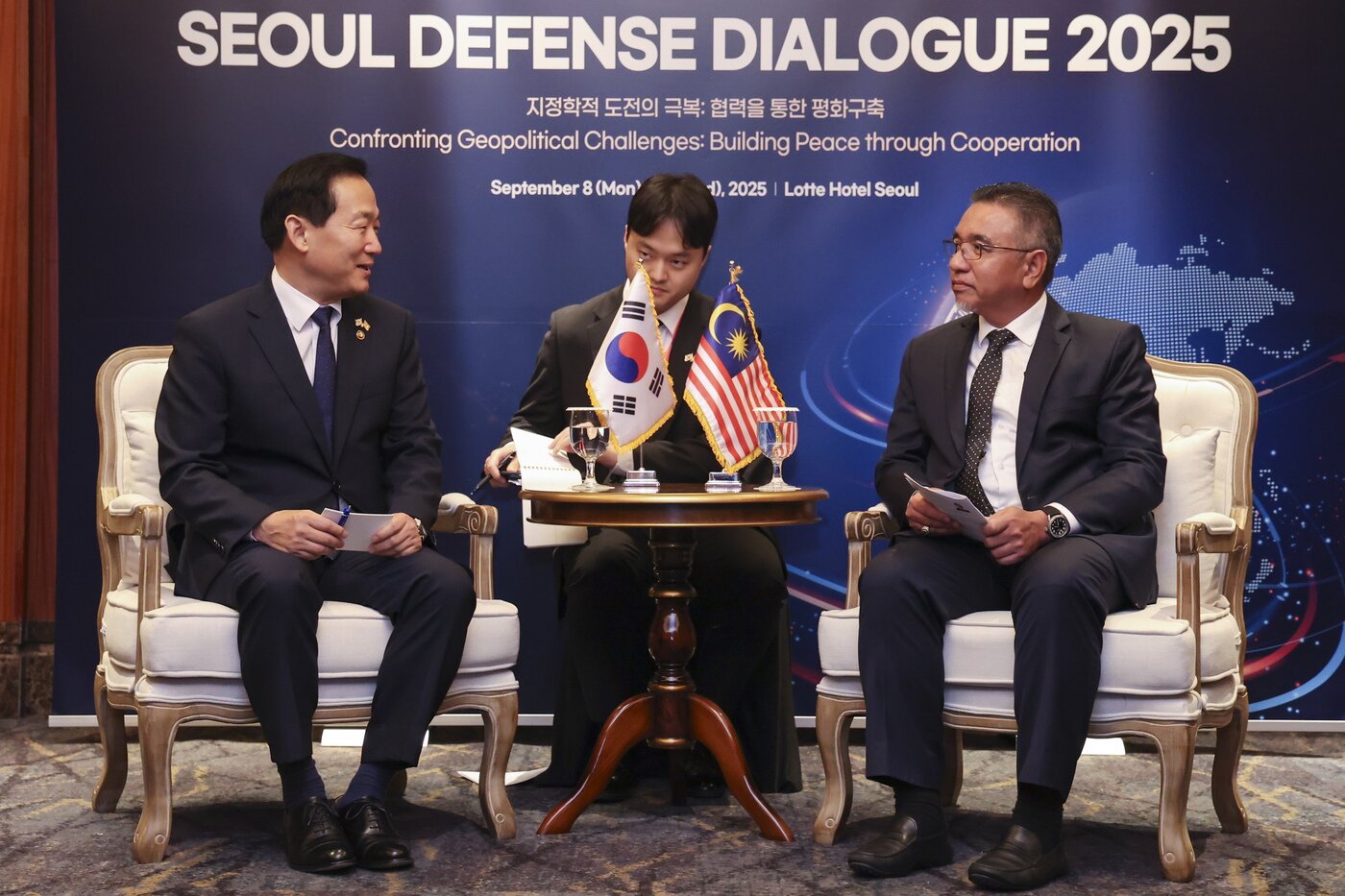 본문 이미지 - 이두희 국방부 차관이 9일 아들리 빈 자하리 말레이시아 국방부 부장관과 회담하고 있다.&#40;국방부 제공&#41;