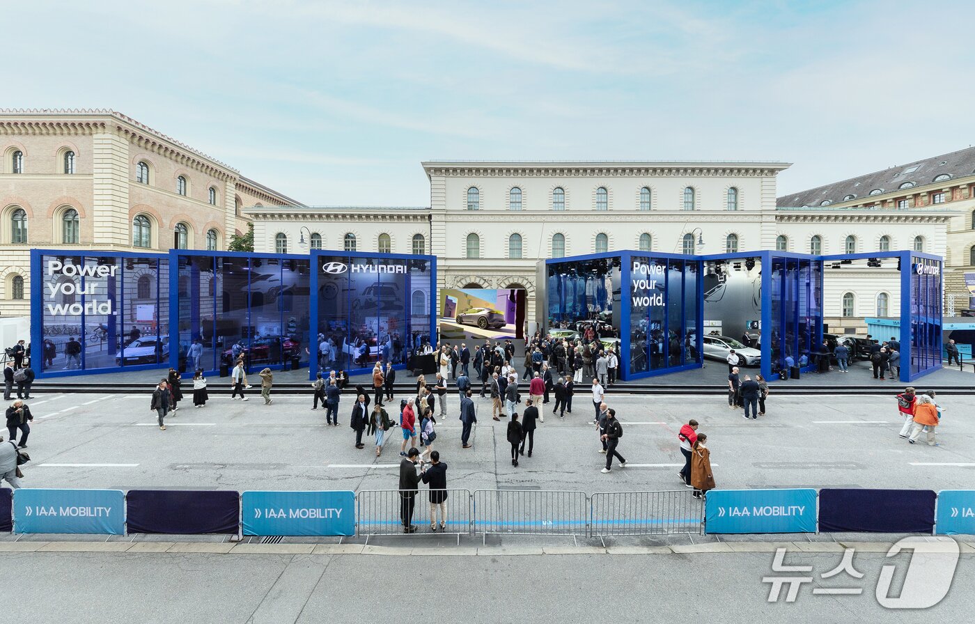 본문 이미지 - 현대차는 9일(현지시간) 독일 뮌헨서 열린 IAA 모빌리티 2025 야외전시관 오픈스페이스에서 소형 전기 해치백 '콘셉트 쓰리'를 세계 최초로 공개했다.(현대차 제공) 