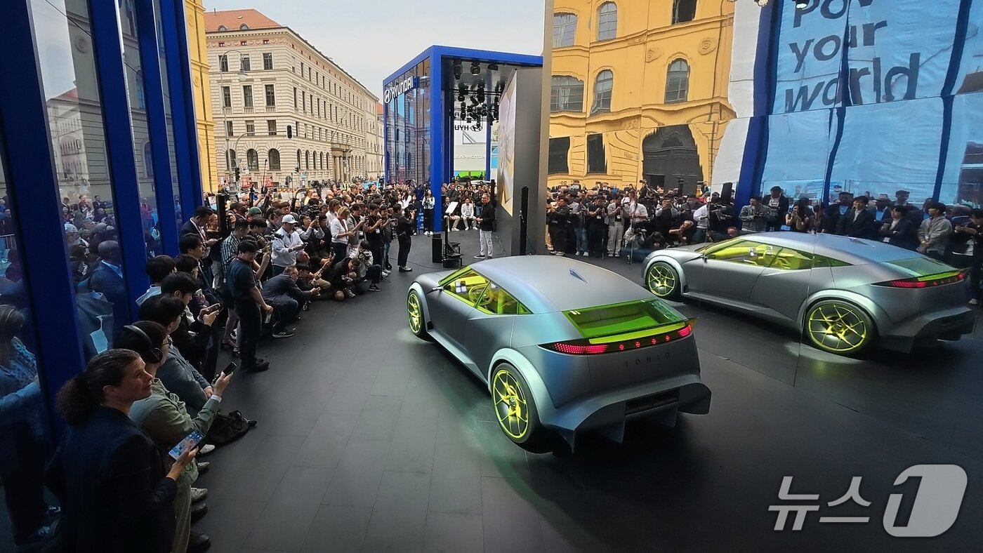 본문 이미지 -  현대차는 9일(현지시간) 독일 뮌헨서 열린 IAA 모빌리티 2025 야외전시관 오픈스페이스에서 소형 전기 해치백 '콘셉트 쓰리'를 세계 최초로 공개했다.(현대차 제공)