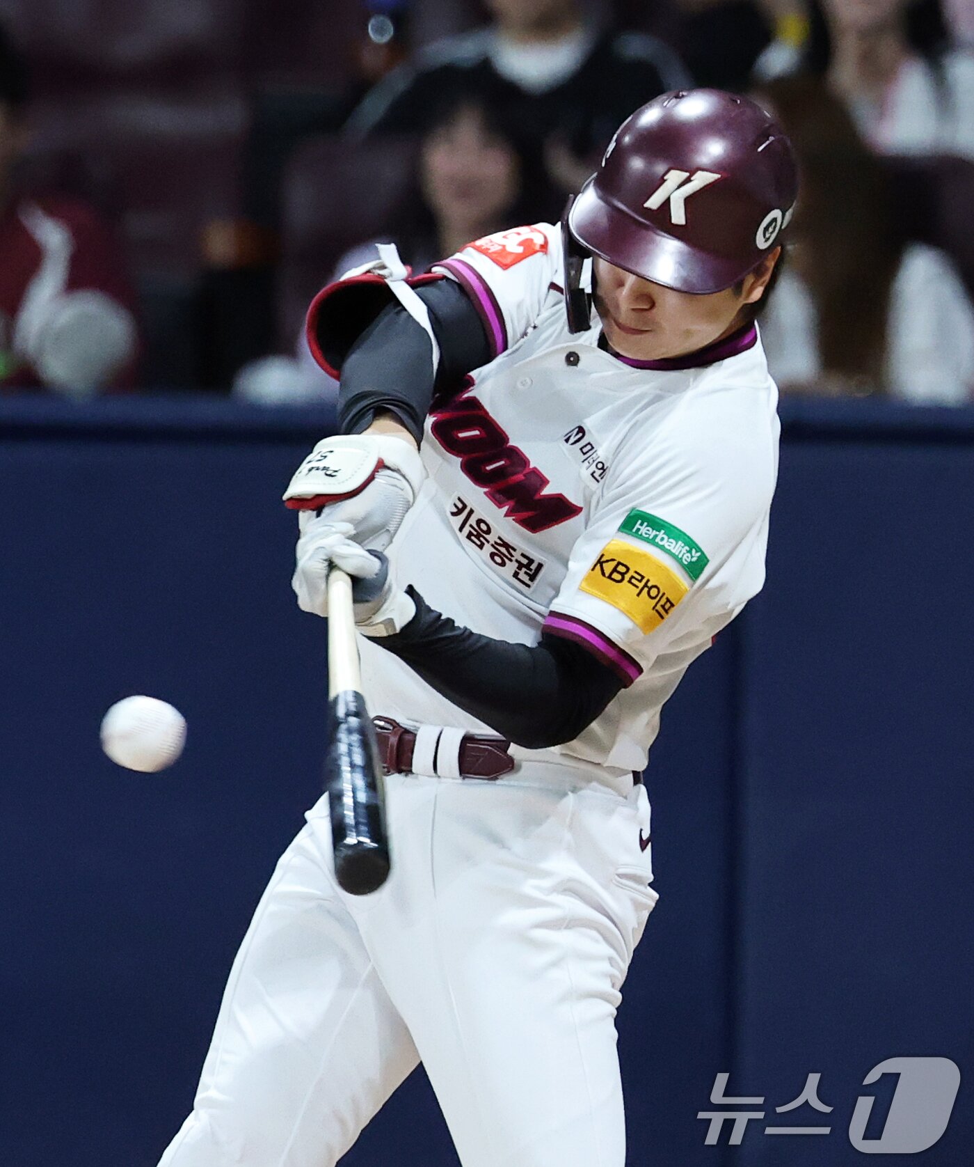본문 이미지 - 9일 오후 서울 구로구 고척스카이돔에서 열린 프로야구 &#39;2025 신한 SOL뱅크 KBO 리그&#39; LG 트윈스와 키움 히어로즈의 경기, 0-2로 뒤진 키움의 2회말 공격 2사 1,루 상황에서 박주홍이 1타점 적시타를 때리고 있다. 2025.9.9/뉴스1 ⓒ News1 오대일 기자